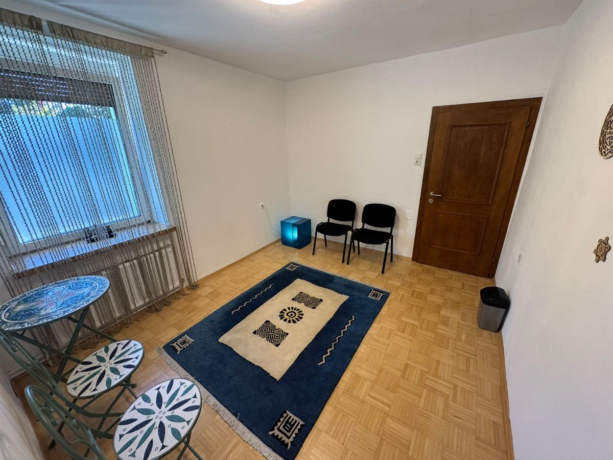 Heller Praxisraum mit Teppich und Stühlen