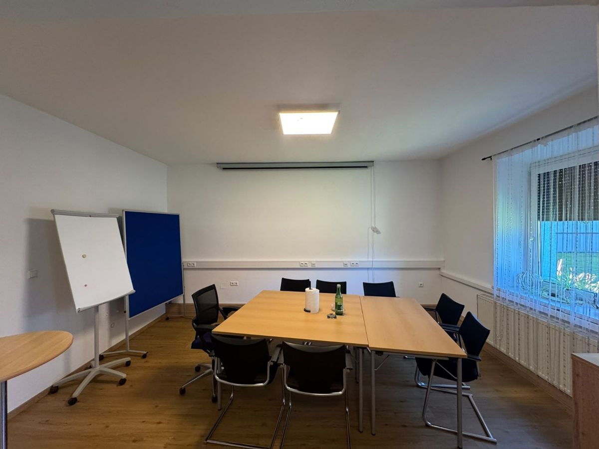 Seminarraum mit Besprechungstisch und Flipchart