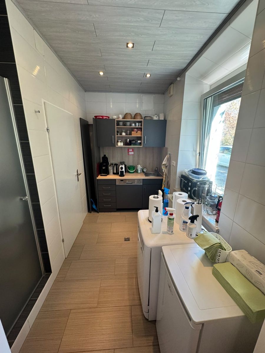 Teeküche mit Kühlschrank und Kaffeeecke